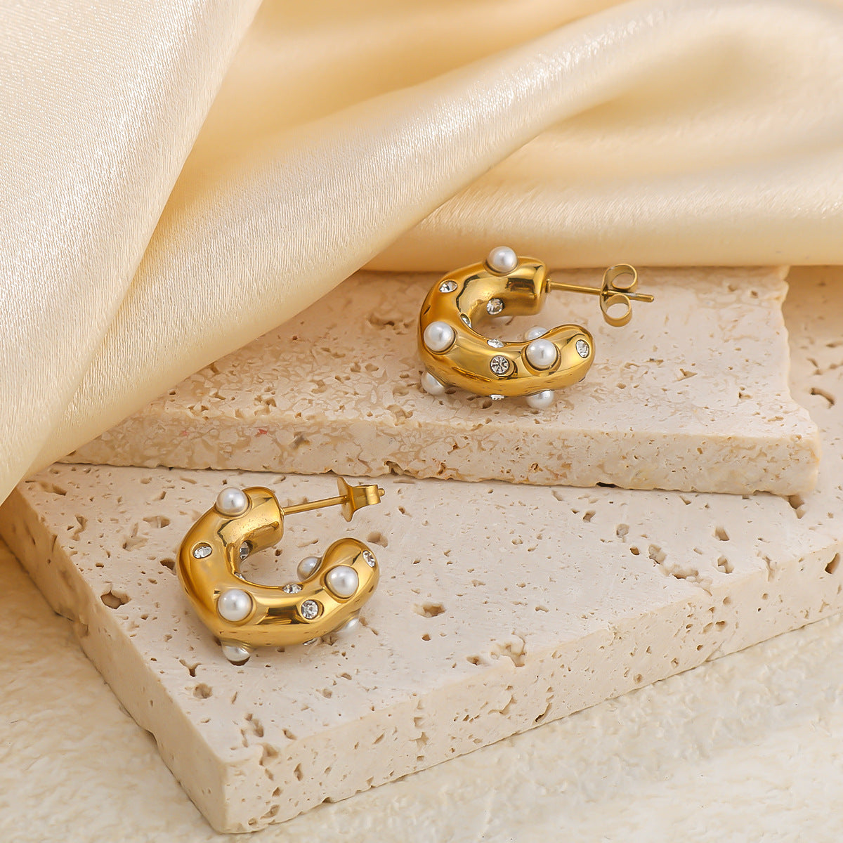 Orecchini da donna in acciaio inossidabile a forma di C geometrica in stile INS con perle e zirconi, placcati oro 18 carati