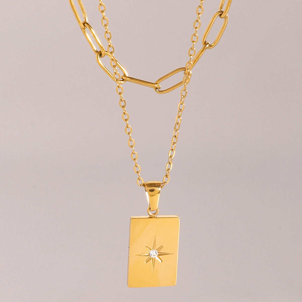 Collar con colgante doble geométrico minimalista de estrella hueca cuadrada de acero inoxidable con acabado chapado para mujer