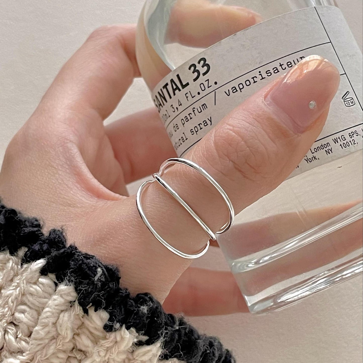 Anillo abierto minimalista dulce chapado en plata de ley 925 con letra y número