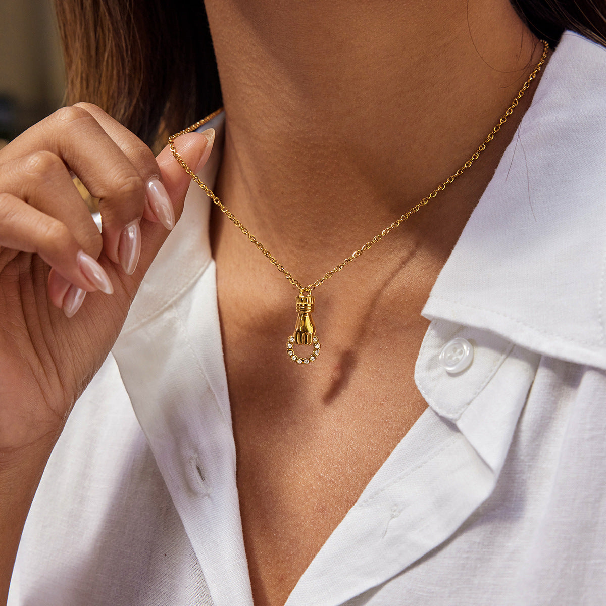 Collar de moda con dije geométrico en forma de mano para mujer en acero de titanio con incrustaciones de diamantes de imitación y baño de oro al vacío PVD