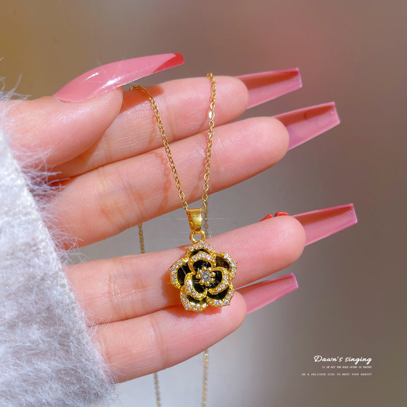 Elegante collar de mujer de acero de titanio con colgante de camelia de circonitas, diseño geométrico y estilo de cadena O