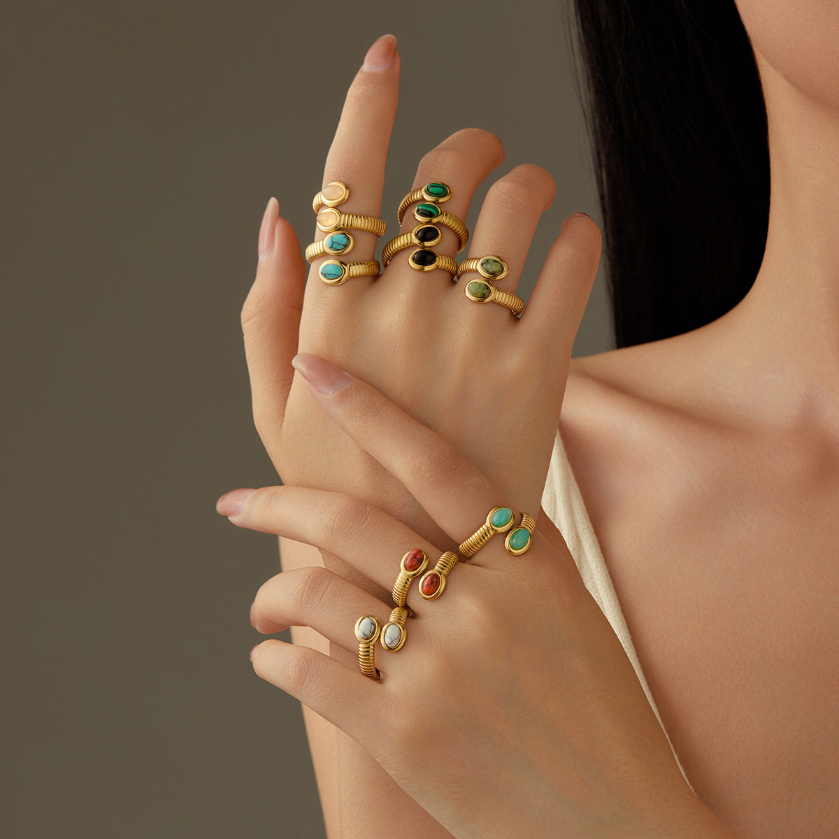 Anillo ovalado minimalista de acero de titanio con incrustaciones de piedra natural y acabado chapado para mujer