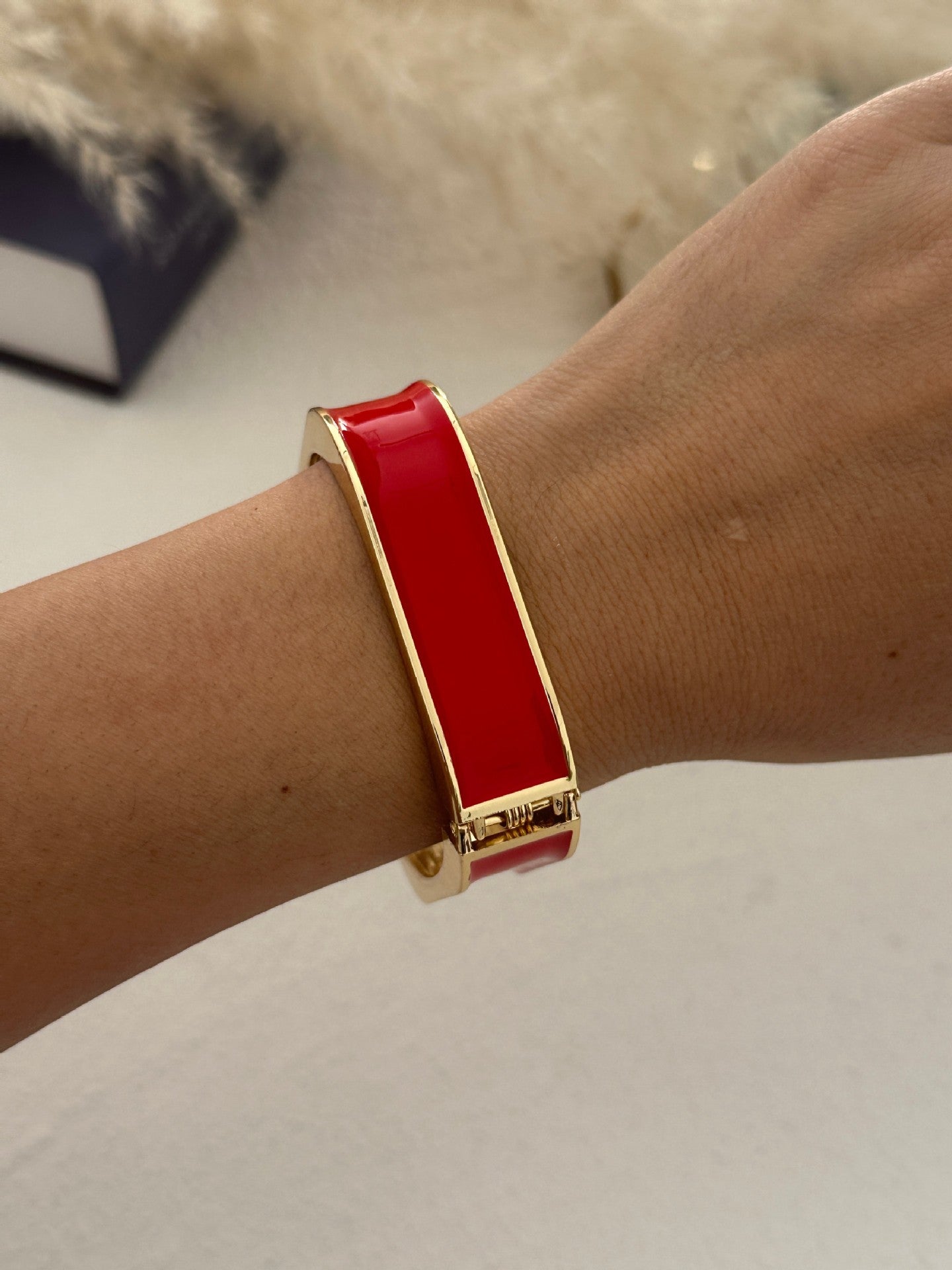 Bracciale in lega geometrico con smalto rosso lussuoso ed elegante