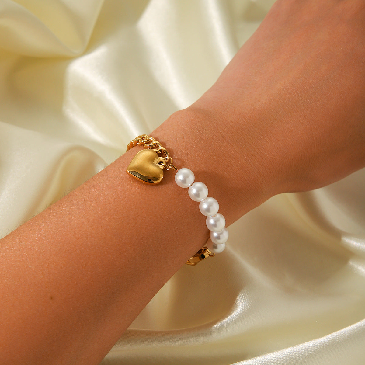 Ins Style Heart Shaped Stainless Steel Bracelet with Titanium Steel Accents and Plated Finish for Women