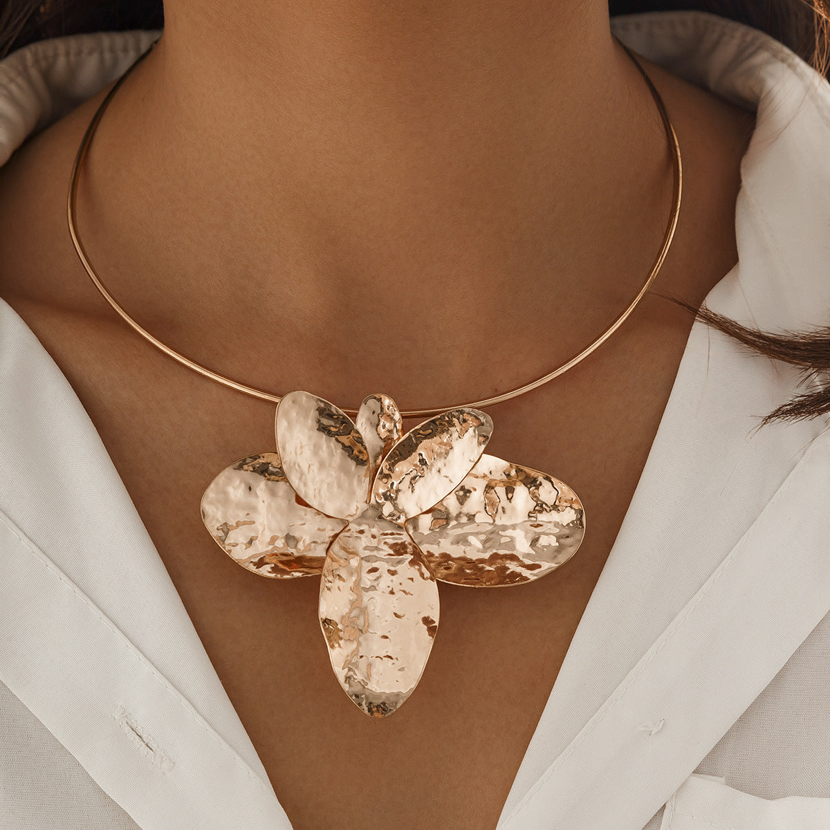 Collana Girocollo da Donna Minimalista Irregolare a Forma di Petalo in Lega con Finitura Metallica Galvanizzata e Ciondolo Floreale 3D