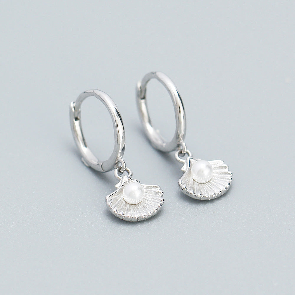 Pendientes minimalistas de perlas de concha para mujer en plata de ley con acabado chapado