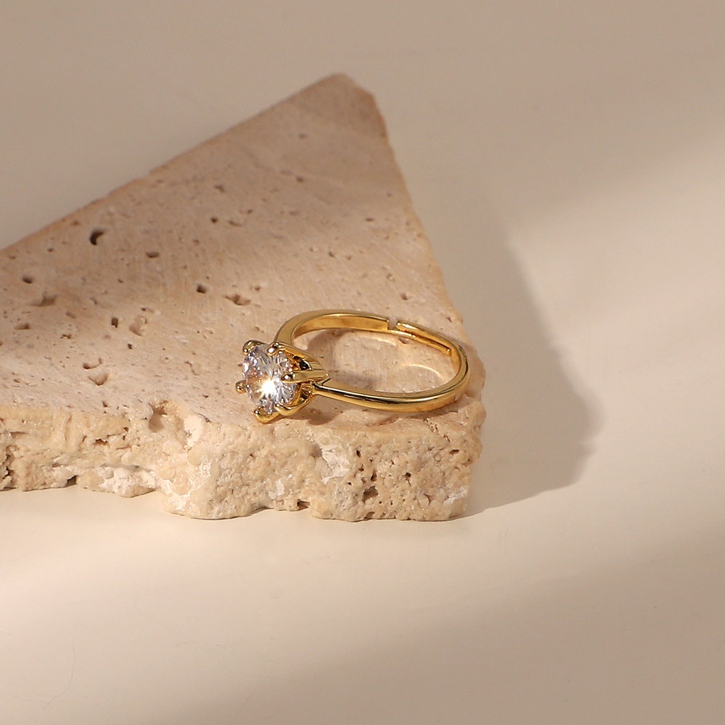Anello rotondo con zircone bianco a sei griffe in stile cartone animato, in rame placcato oro 18 carati da donna