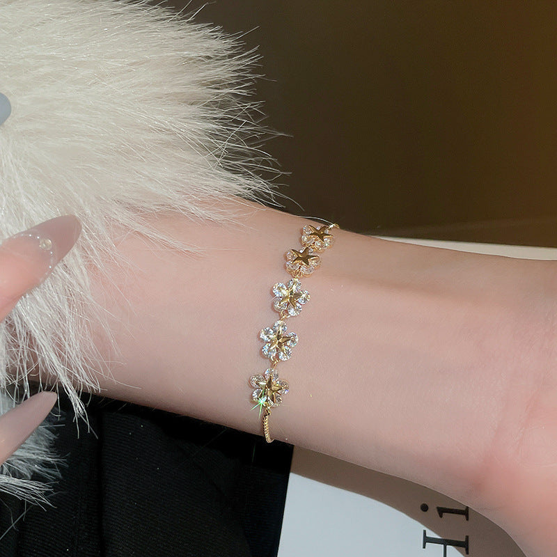 Elegante bracciale da donna con fiore geometrico e accenti in zircone, in rame placcato, stile trendy da ufficio, gioiello versatile e lussuoso per la mano
