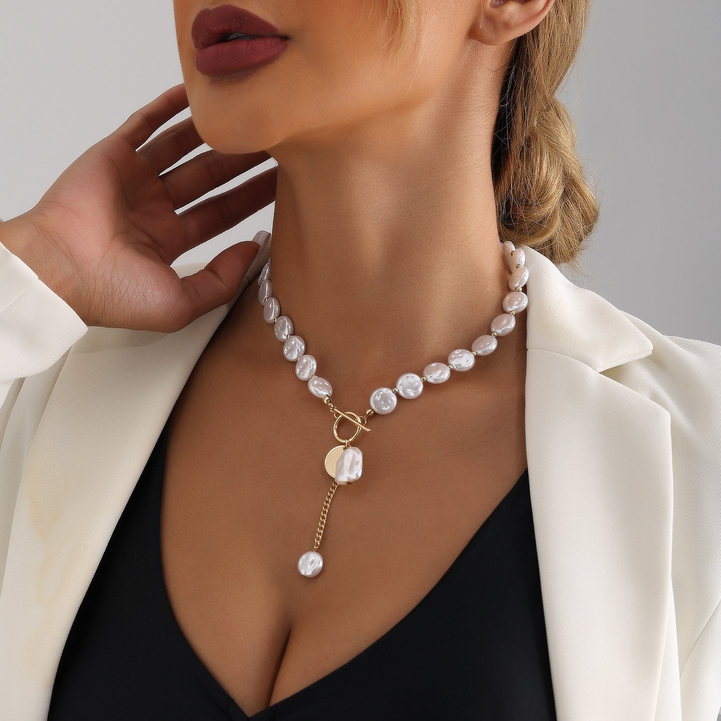 Minimalist Baroque-Inspired Alloy Pendant Necklace with Tassel Detail for Women Geometric Shape Plated Finish