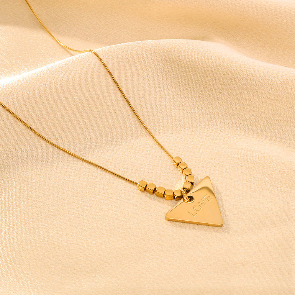 Collana Minimalista Geometrica in Acciaio Inossidabile con Pendente a Triangolo Asimmetrico in Acciaio al Titanio e Finitura Placcata Oro 18K