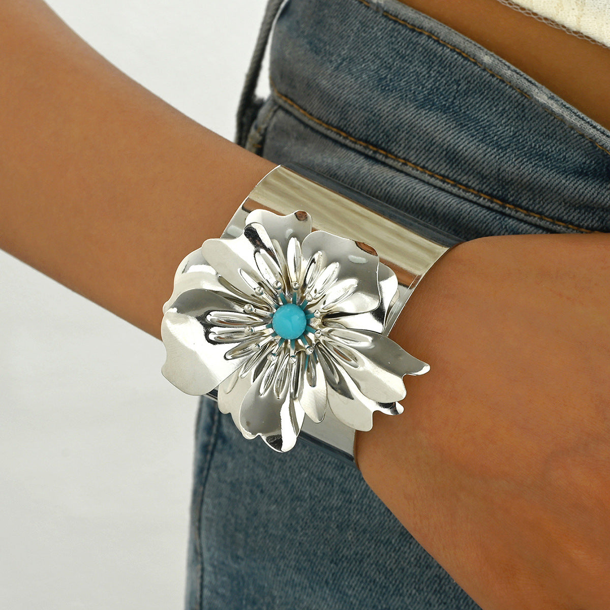 Bracciale a Polsino Aperto Floreale di Moda, Regolabile, Placcato Oro 18K, con Intarsi in Strass in Lega di Zinco, Gioielli da Donna