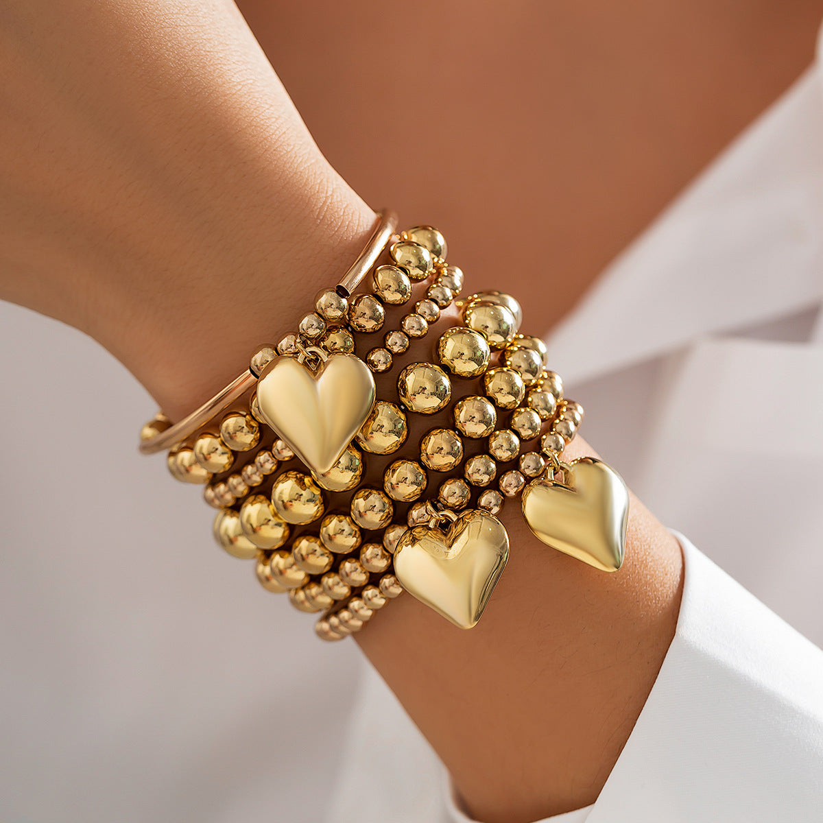Pulsera elástica minimalista para mujer con perla de imitación en forma de corazón y acabado chapado, ideal para combinar con otras joyas