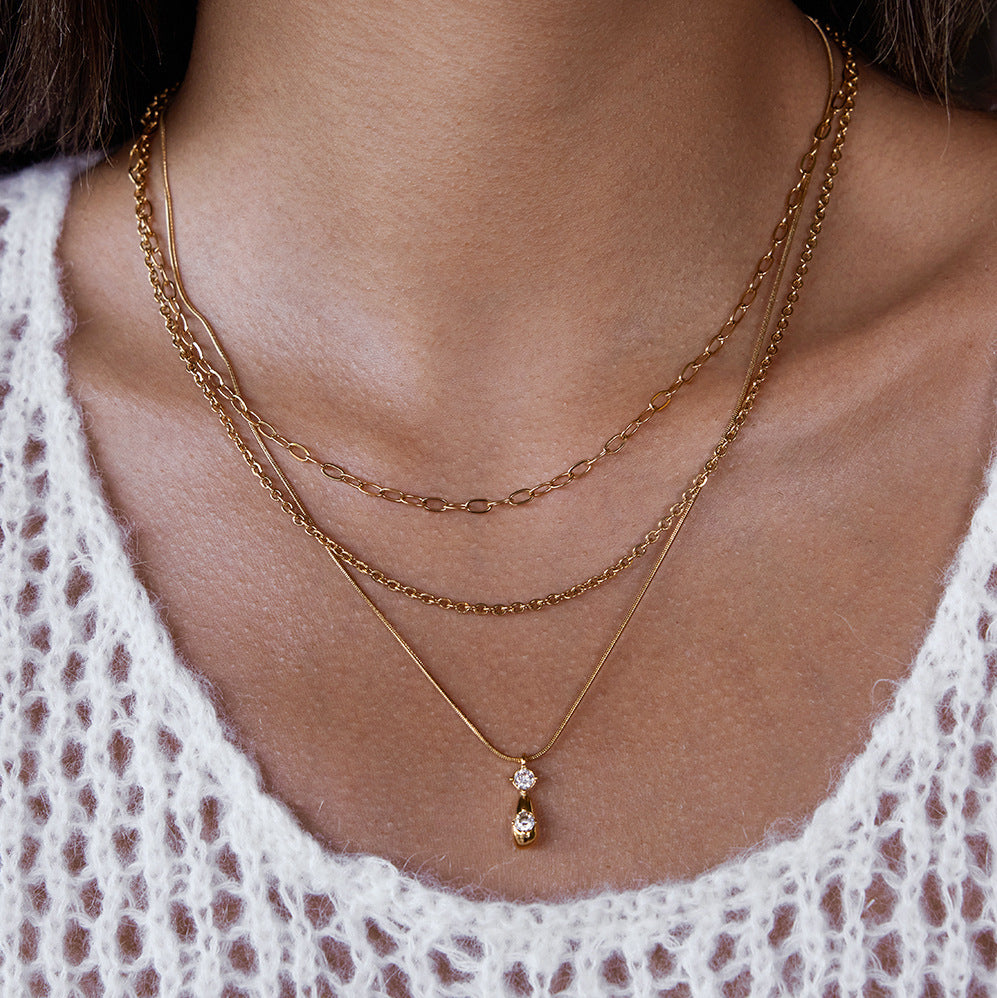 Collana da donna con ciondolo a tre strati in zirconi, in acciaio al titanio stile geometrico e finitura placcata