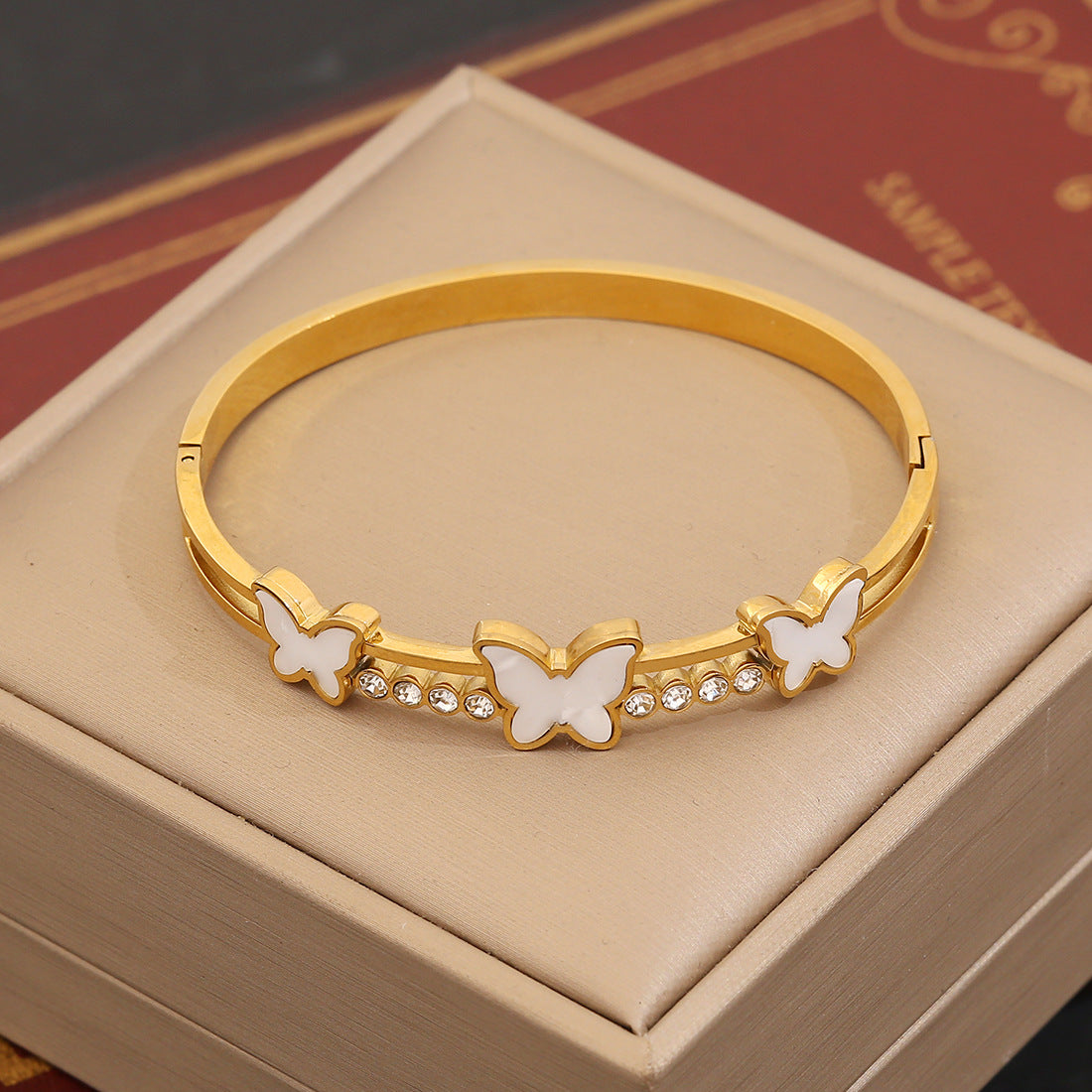 Bracciale Minimalista con Farfalla e Fiori in Acciaio Inox con Finitura Placcata