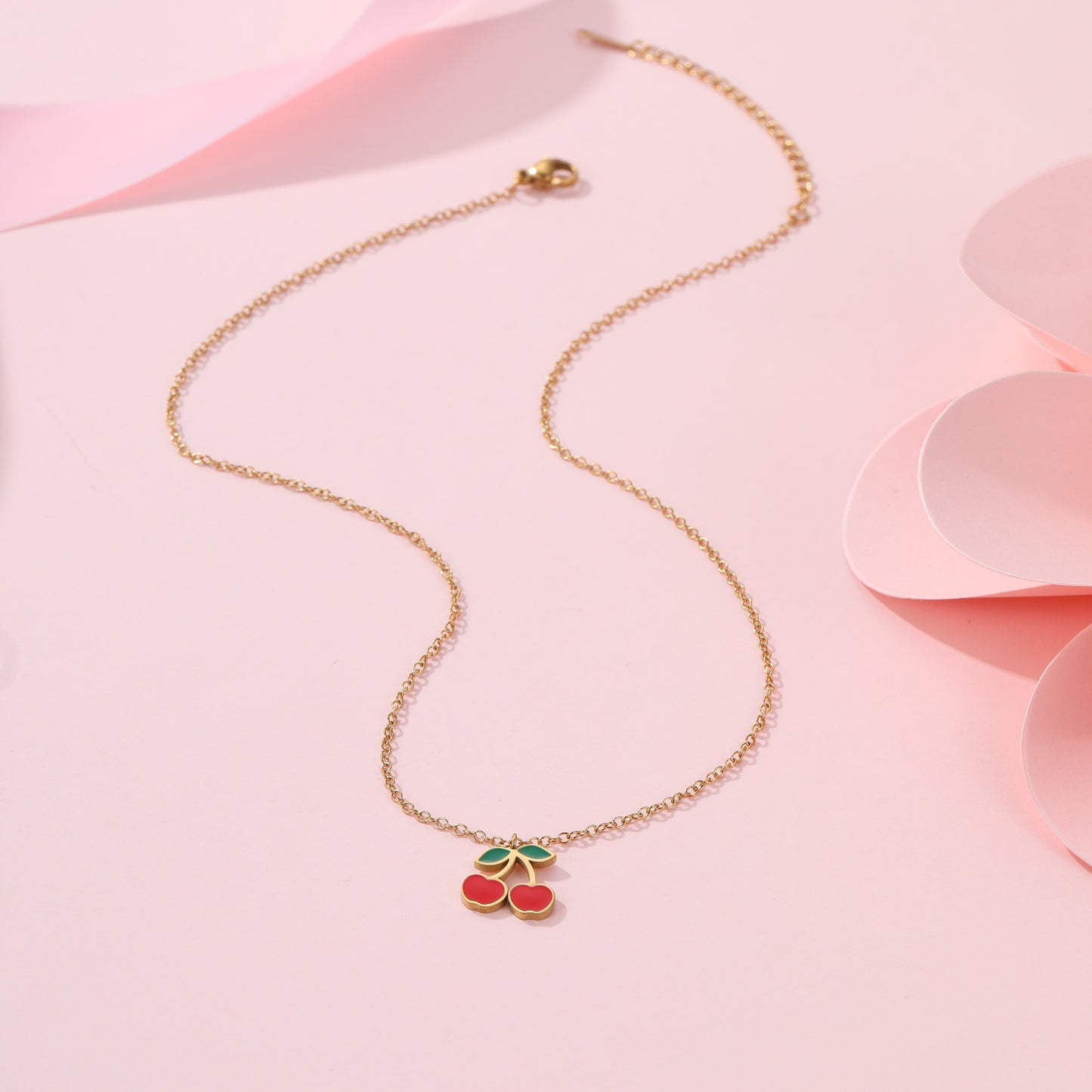 Collar de acero inoxidable con colgante de cereza a la moda y acabado chapado para mujer