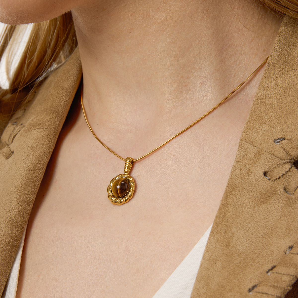 Collana Pendente Occhio di Tigre Geometrico da Donna in Acciaio al Titanio con Finitura Placcata e Catena a Collana in Acciaio Inossidabile
