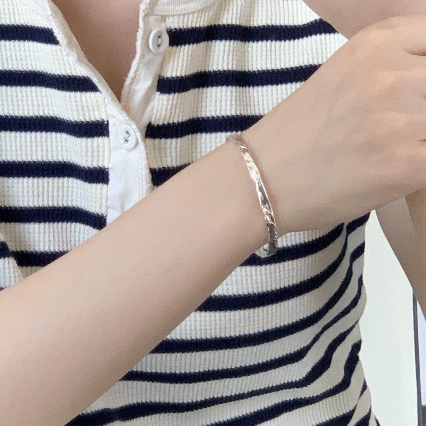 Bracciale da donna minimalista in argento sterling (925) testurizzato con finitura lucida - Design geometrico unico