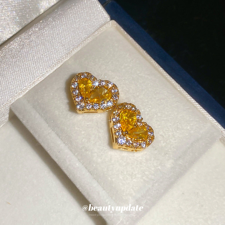 Orecchini a perno di lusso con zirconi a forma di cuore in rame placcato oro con perni in acciaio inossidabile per donne