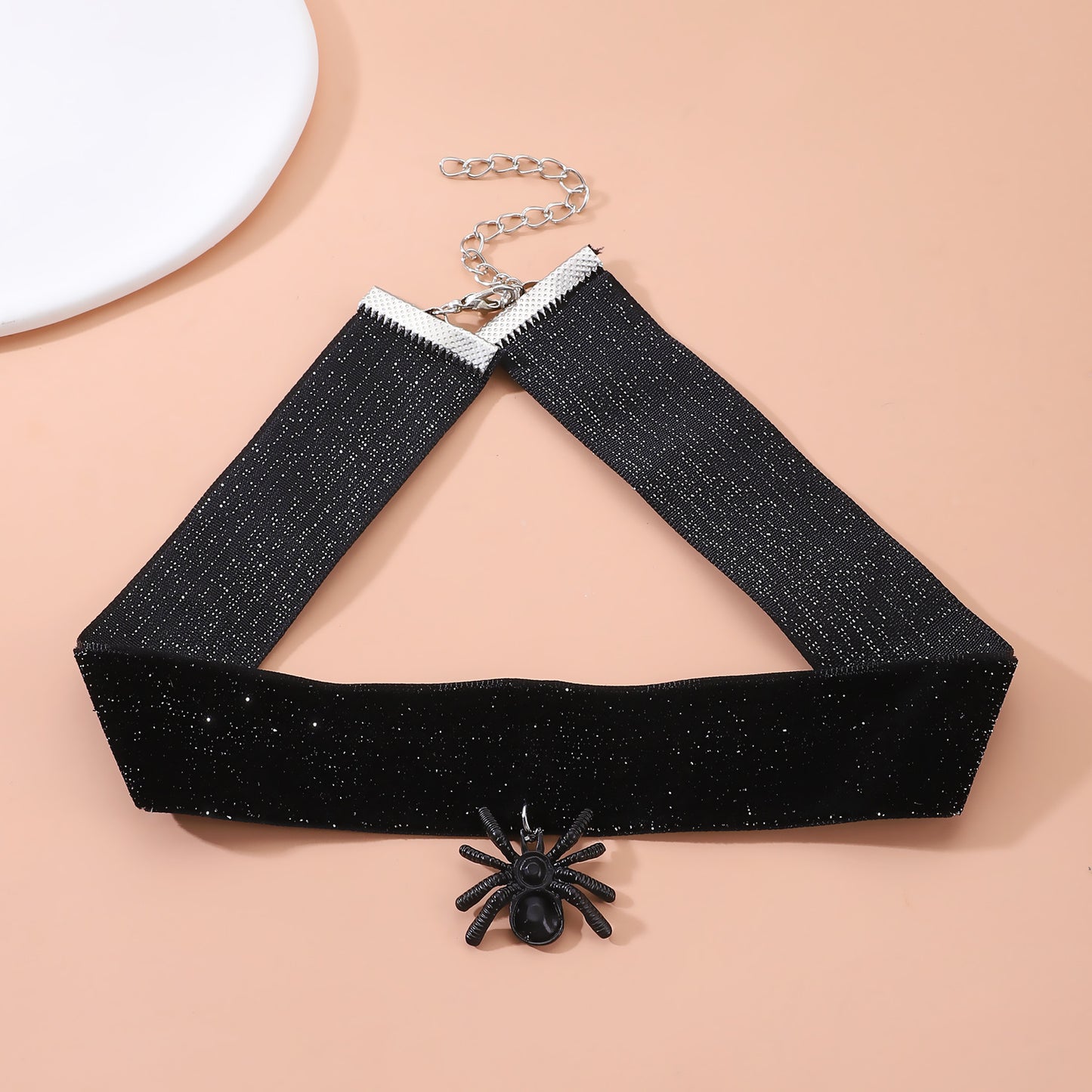 Collana girocollo Gothic Lolita con fascia in velluto, accenti floreali e geometrici, ciondolo in lega per donna