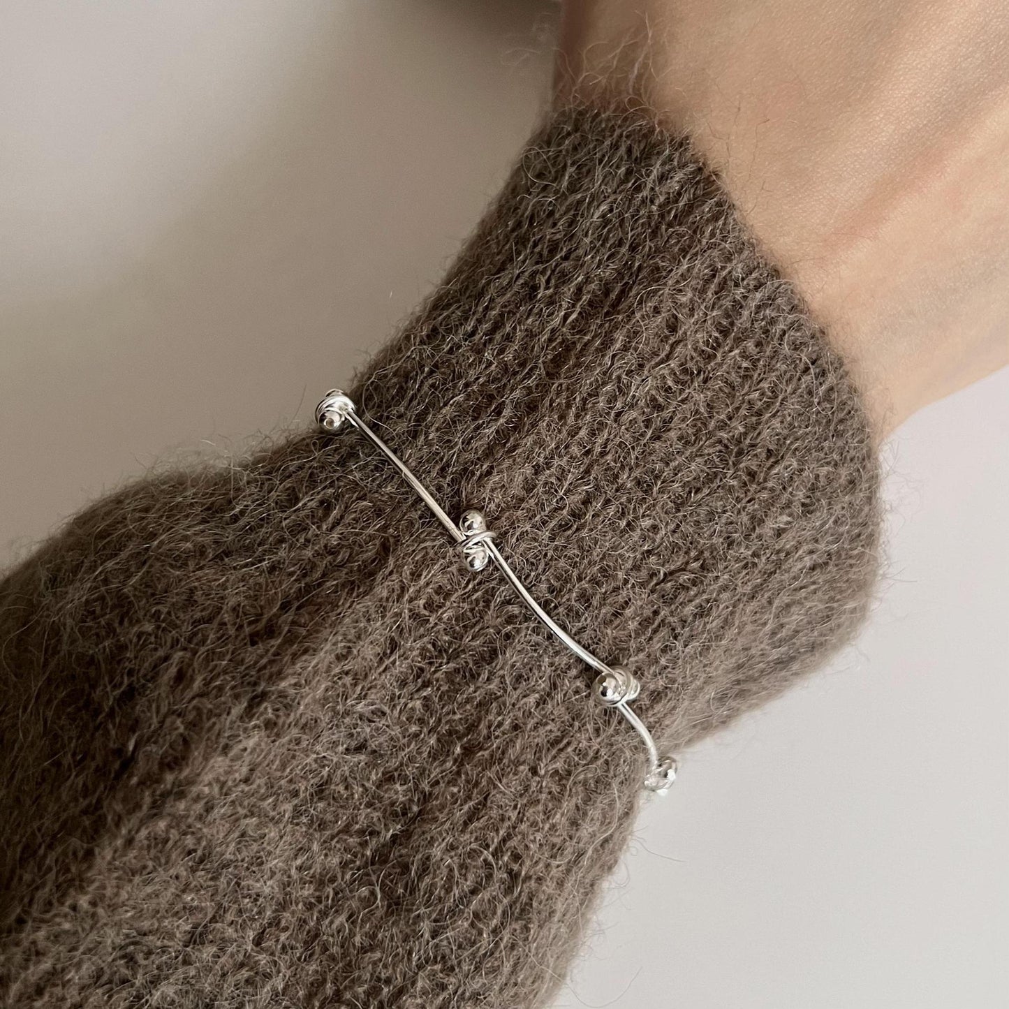 Bracciale Minimalista in Argento Sterling S925 Pieghevole con Dettagli Geometrici a Palline e Lineari per Donna