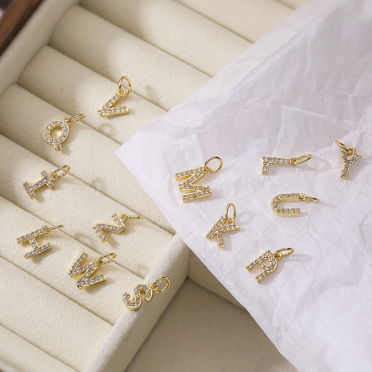 Bar Minimalista con Lettera in Ottone Placcato Oro 18K con Zirconi Incastonati
