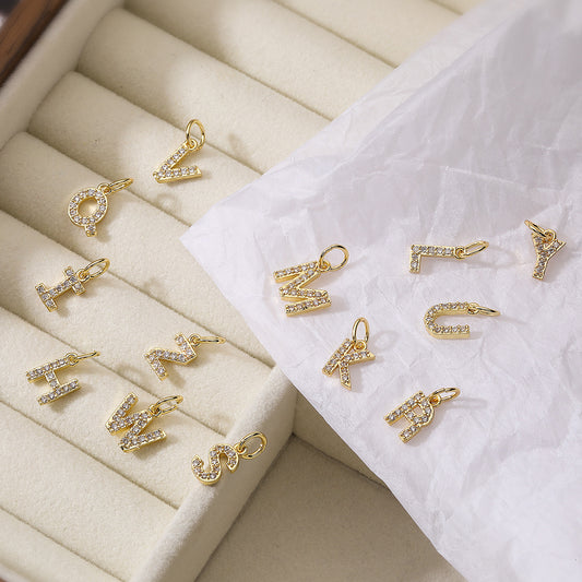 Charm de Barra Minimalista con Letra de Latón Chapado en Oro de 18K con Incrustaciones de Circonitas Cúbicas