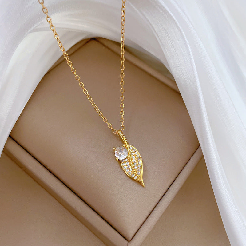 Collana girocollo con pendente a luna geometrico minimalista per donna e uomo, catena in acciaio inossidabile con lussuosi dettagli in strass