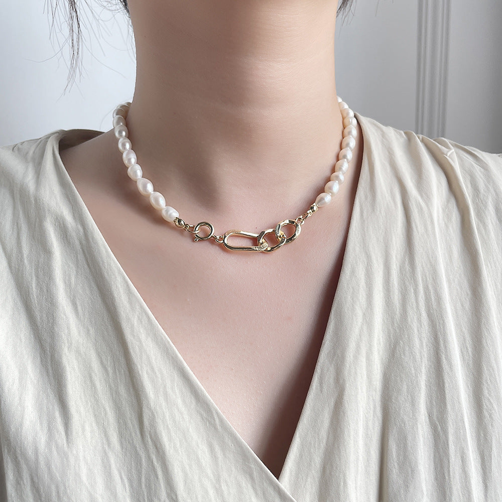 Collana Minimalista Geometrica da Donna con Perle d'Acqua Dolce e Pendente in Lega su Catena a O, Girocollo Regolabile e Catena per Maglione