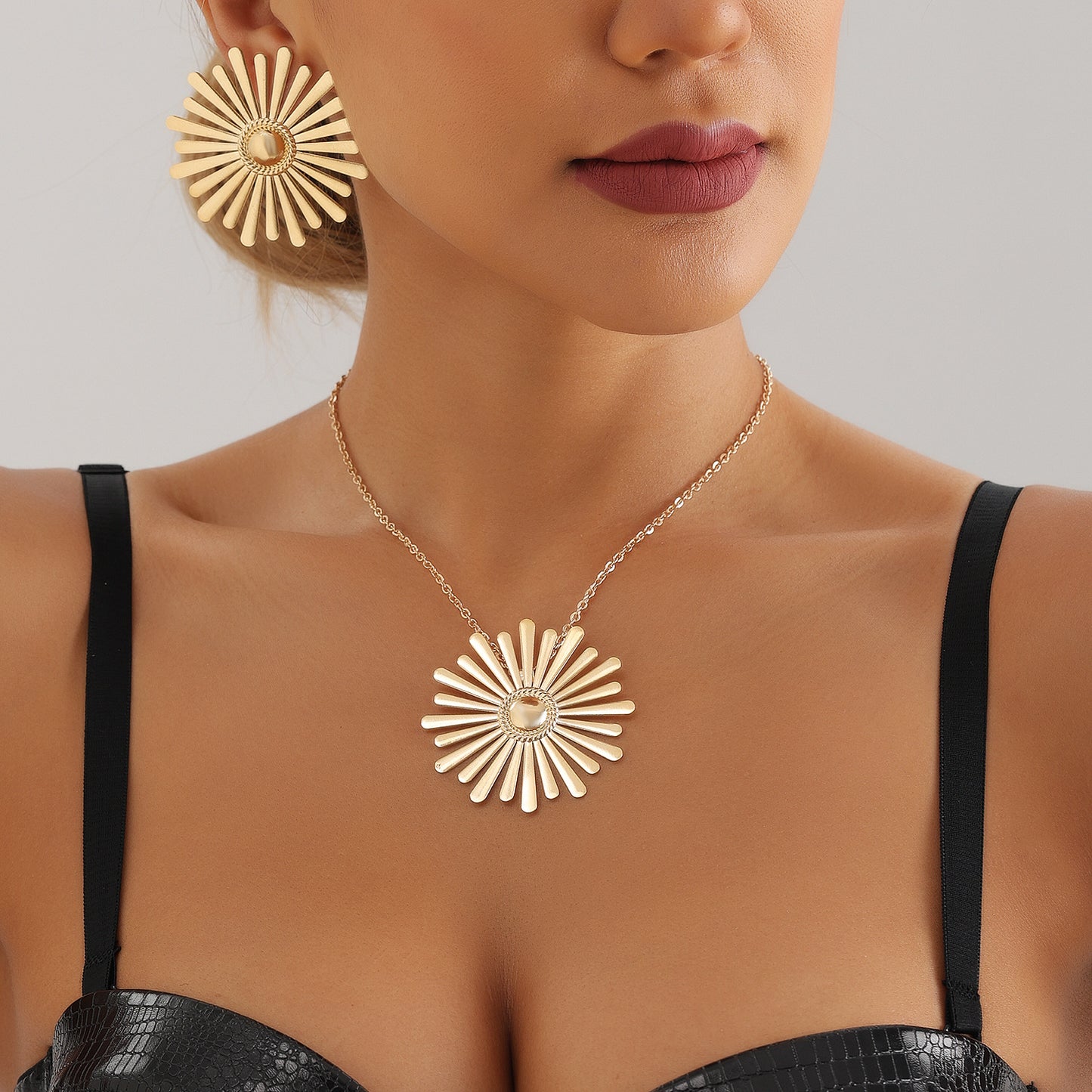 Collar con Colgante de Girasol Minimalista en Aleación con Acabado Pulido para Mujer