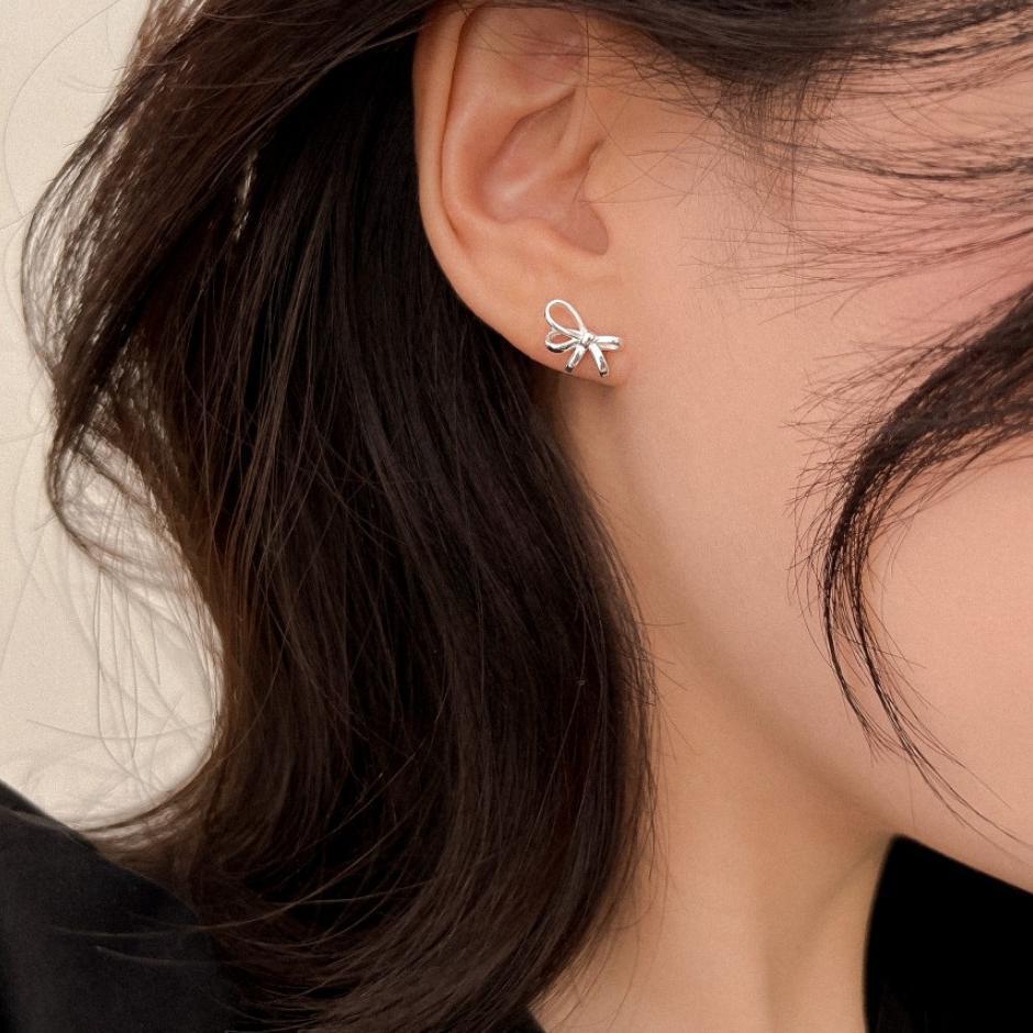 Orecchini Minimalisti a Fiocco in Argento Sterling 925 con Micro Incassatura a Pavé