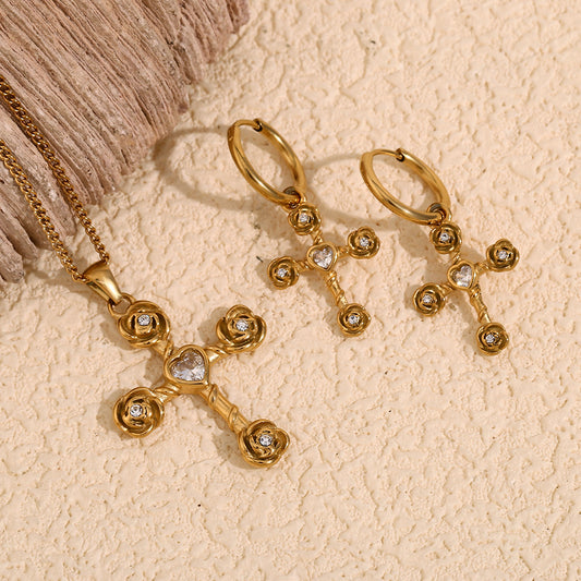 Collar con colgante de cruz de estilo vintage para mujer en acero inoxidable con baño de oro de 18 quilates y detalles de circonitas blancas