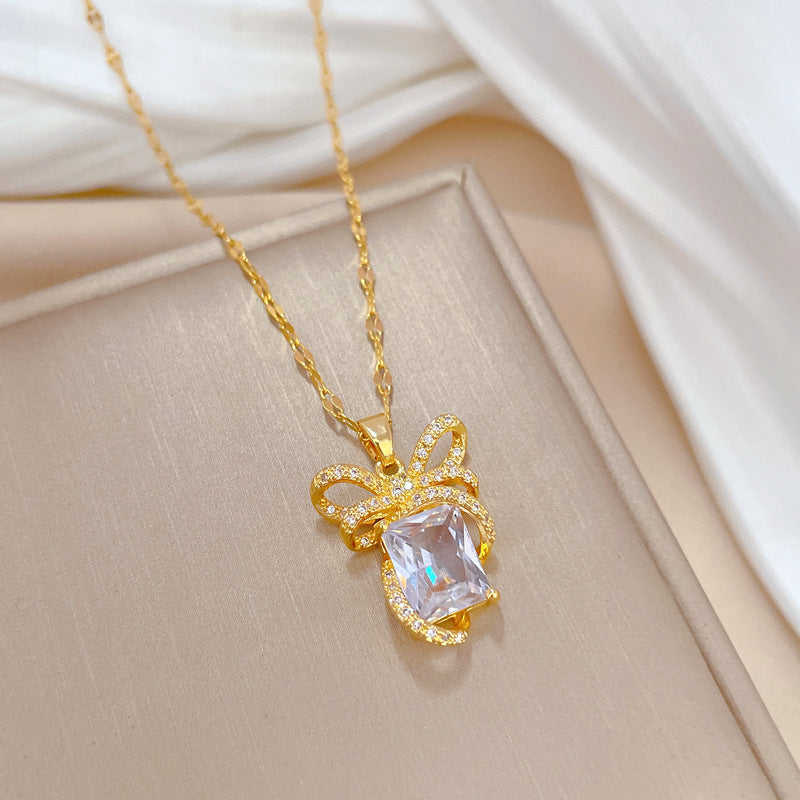 Collar de lujo con colgante de lazo para mujer en acero de titanio con incrustaciones de diamantes de imitación, forma geométrica, acabado chapado, cadena de clavícula