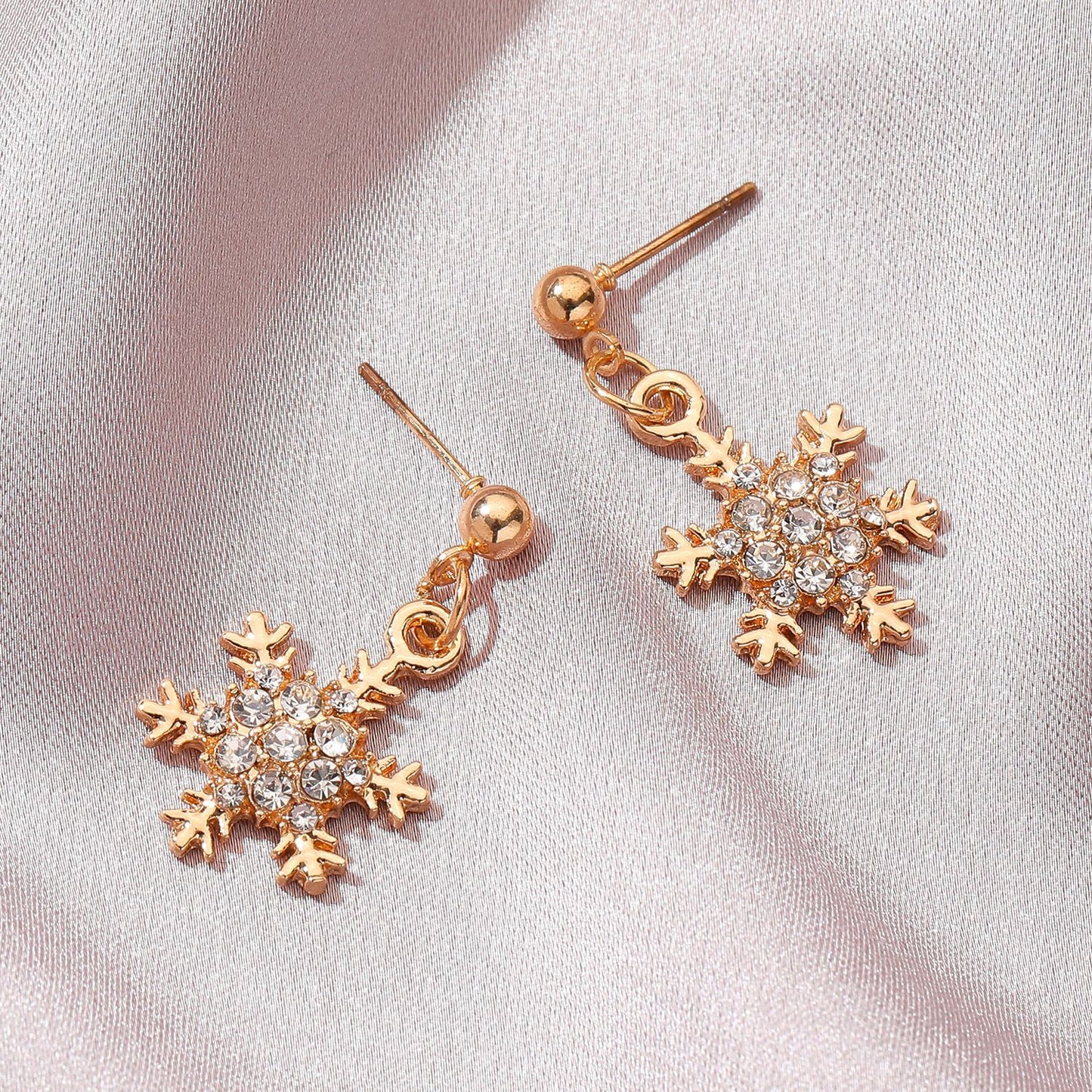Pendientes de botón minimalistas de copo de nieve para mujer, aretes de aleación con incrustaciones de diamantes de imitación, acabado galvanizado, diseño geométrico con temática navideña
