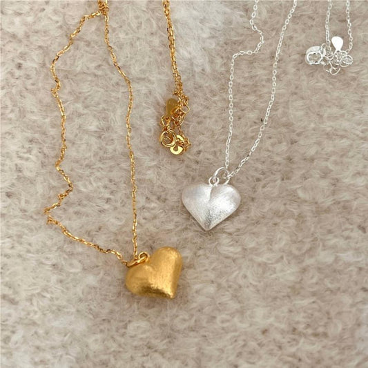 Collar minimalista con forma de corazón de plata de ley 925 con acabado cepillado en cadena de cuentas