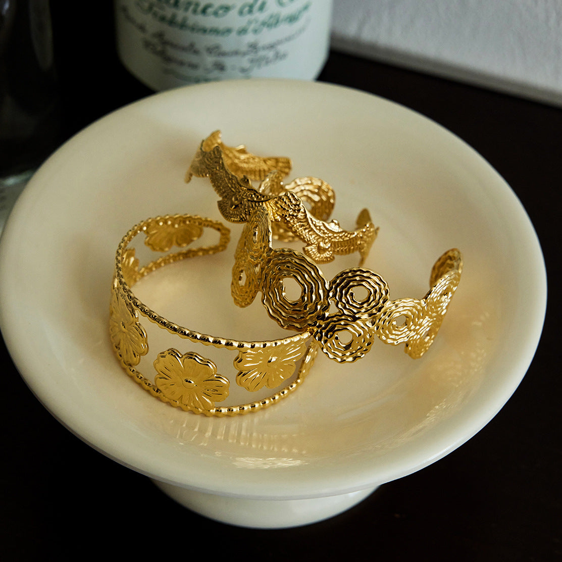 Bracciale rigido aperto da donna in acciaio inossidabile placcato oro 18K con motivo a colomba della pace