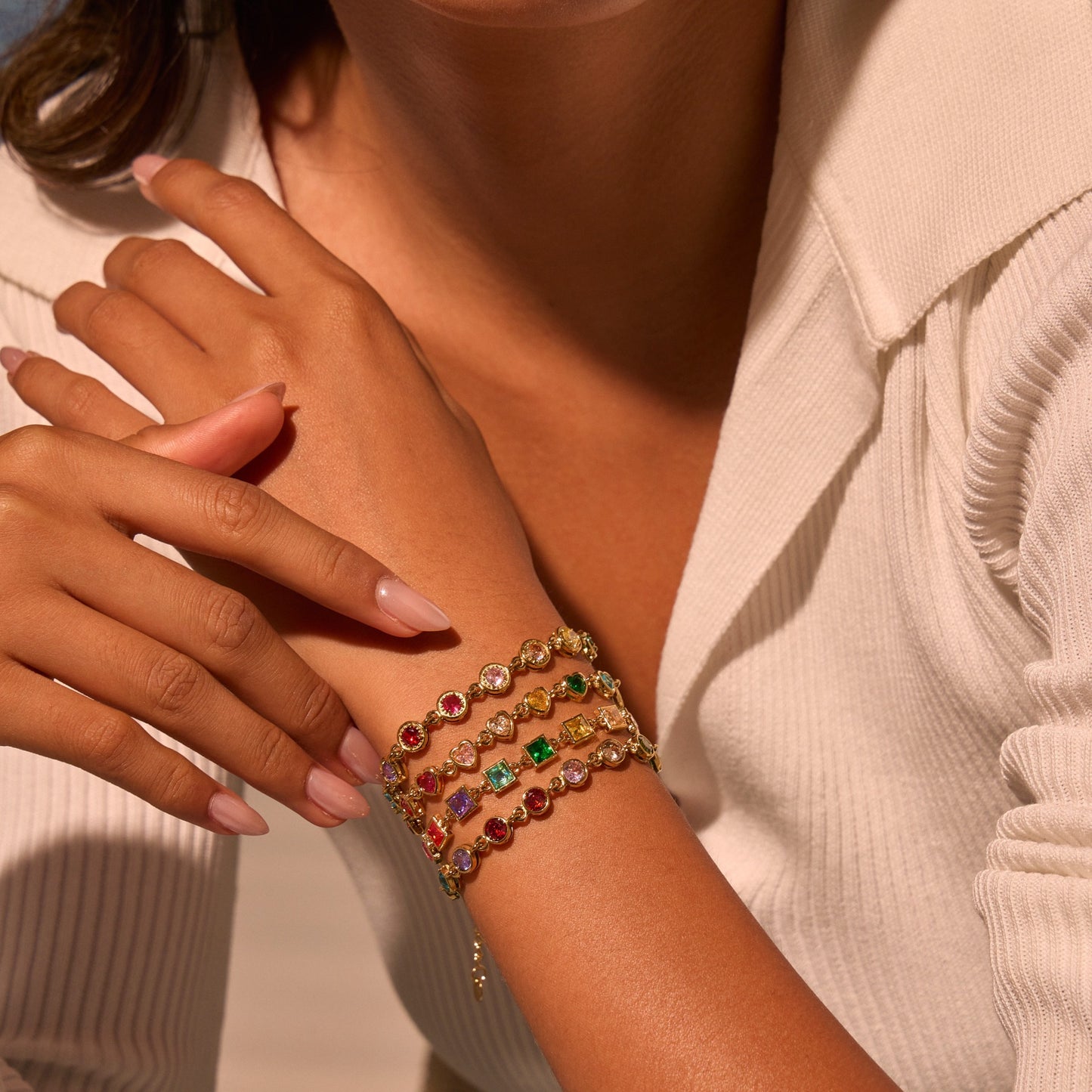 Bracciale da donna alla moda in acciaio inossidabile con geometria, placcatura in oro 18 carati e dettagli in zirconi colorati