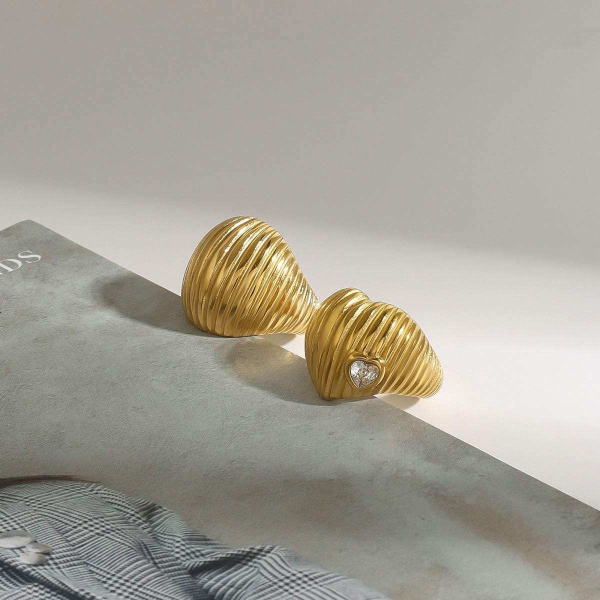Anello da donna di lusso a cuore geometrico in acciaio inossidabile placcato oro 18 carati