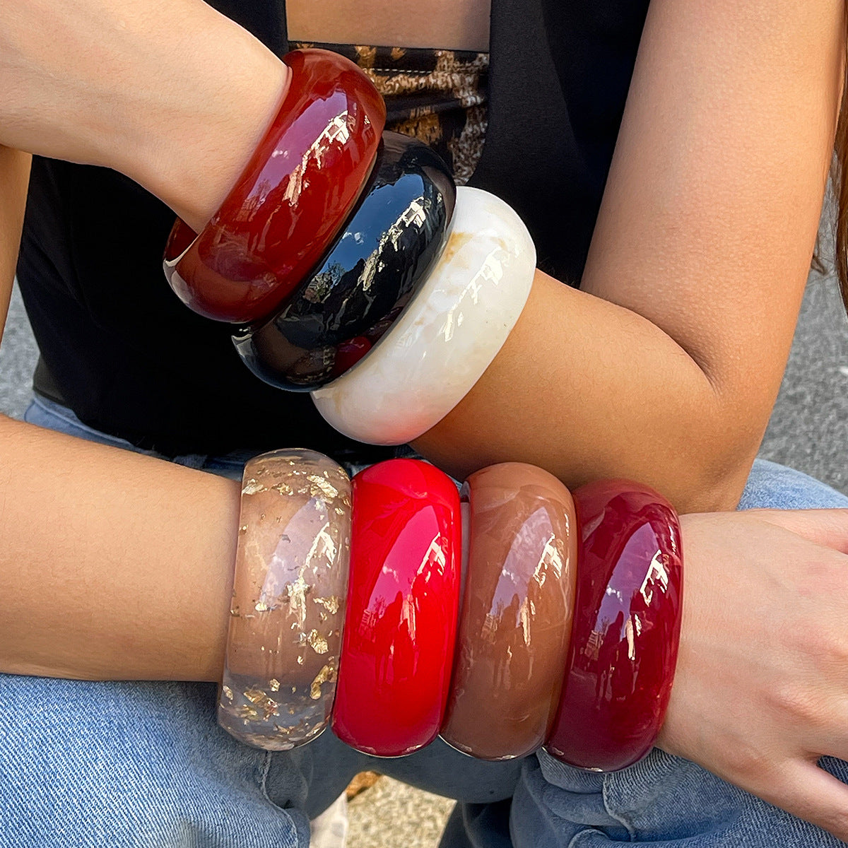 Bracciale geometrico esagerato in acrilico con fascia larga irregolare e accento trasparente