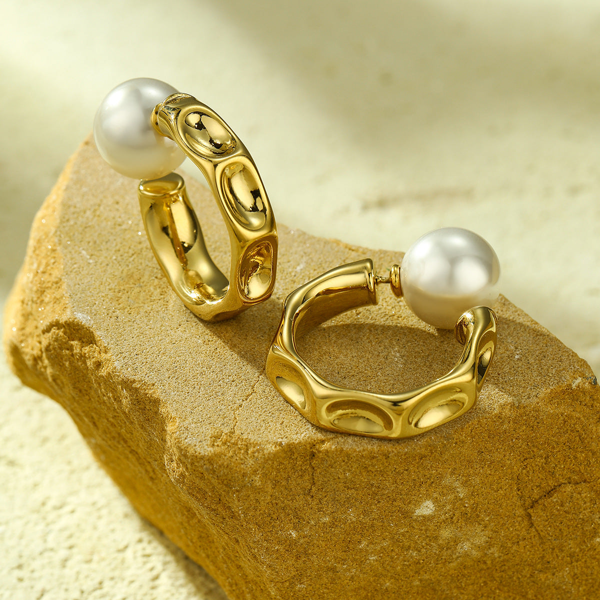 Pendientes minimalistas en forma de C de acero de titanio para mujer con acabado galvanizado