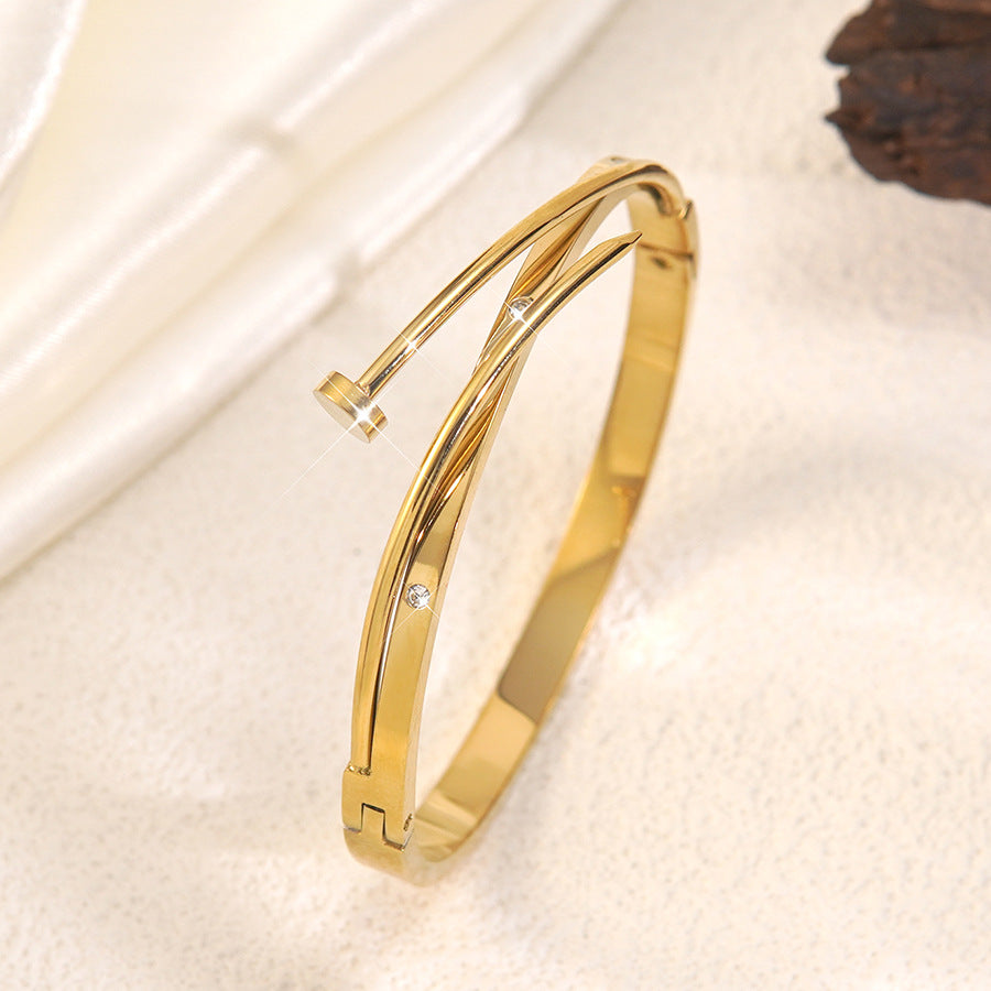 Bracciale geometrico elegante placcato oro 18 carati con chiodo, in acciaio inossidabile e titanio