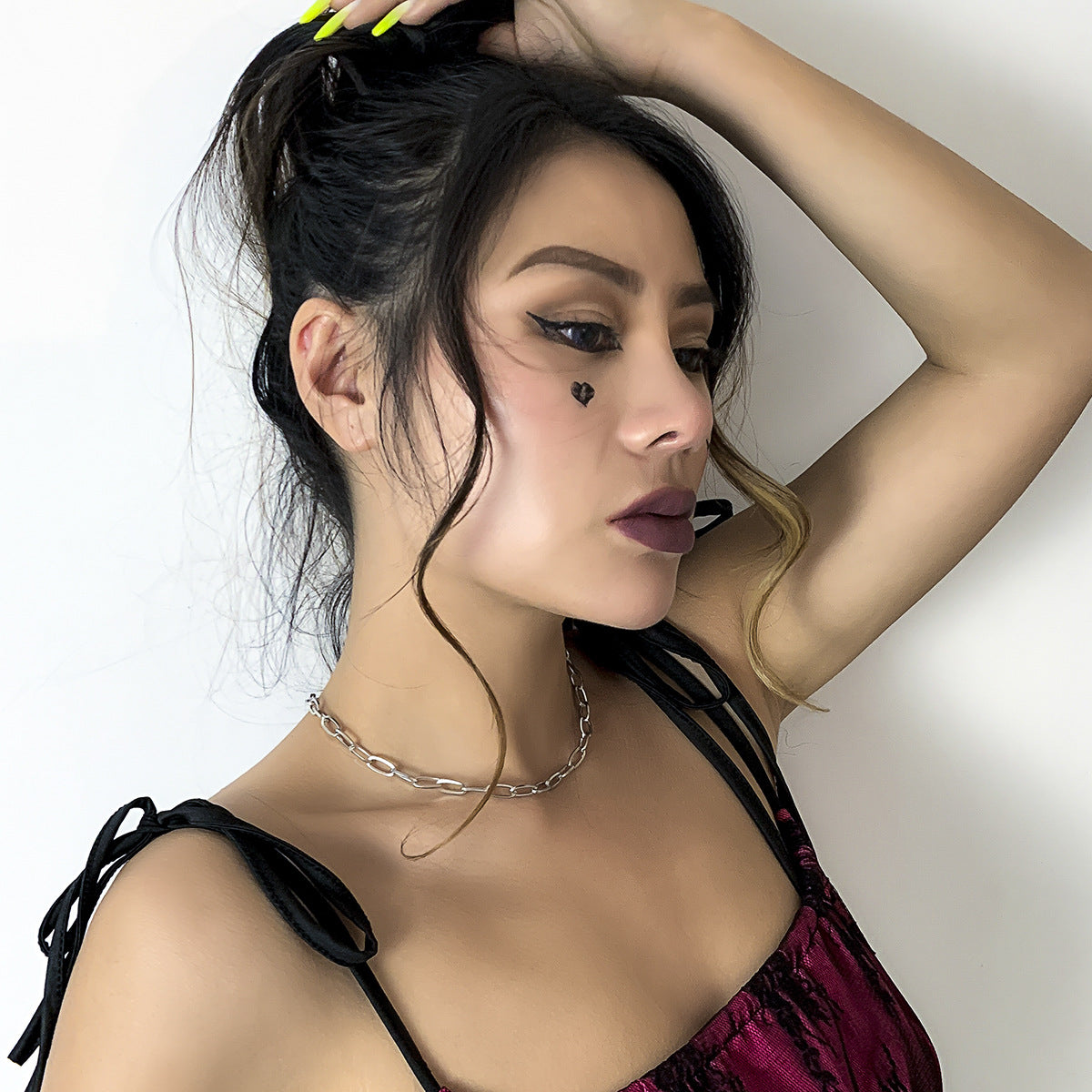 Collana Pendente Geometrica Minimalista da Donna con Catena a Croce, in Ferro Elettroplaccato, Leggera e Versatile