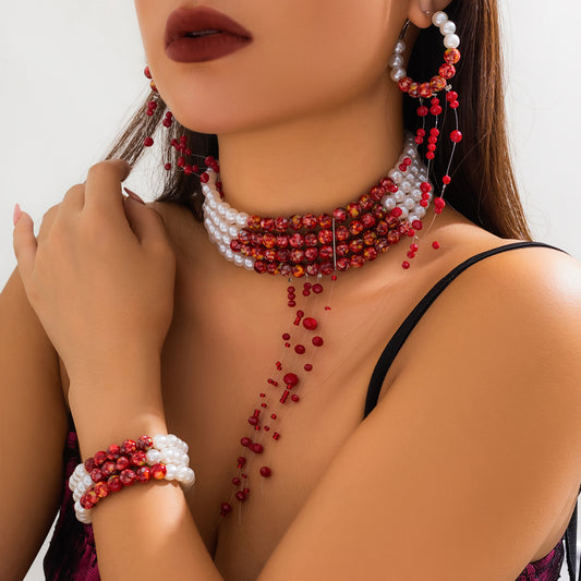 Collana vintage gotica multistrato con perle e nappe, ciondolo con strass e finitura placcata, da donna