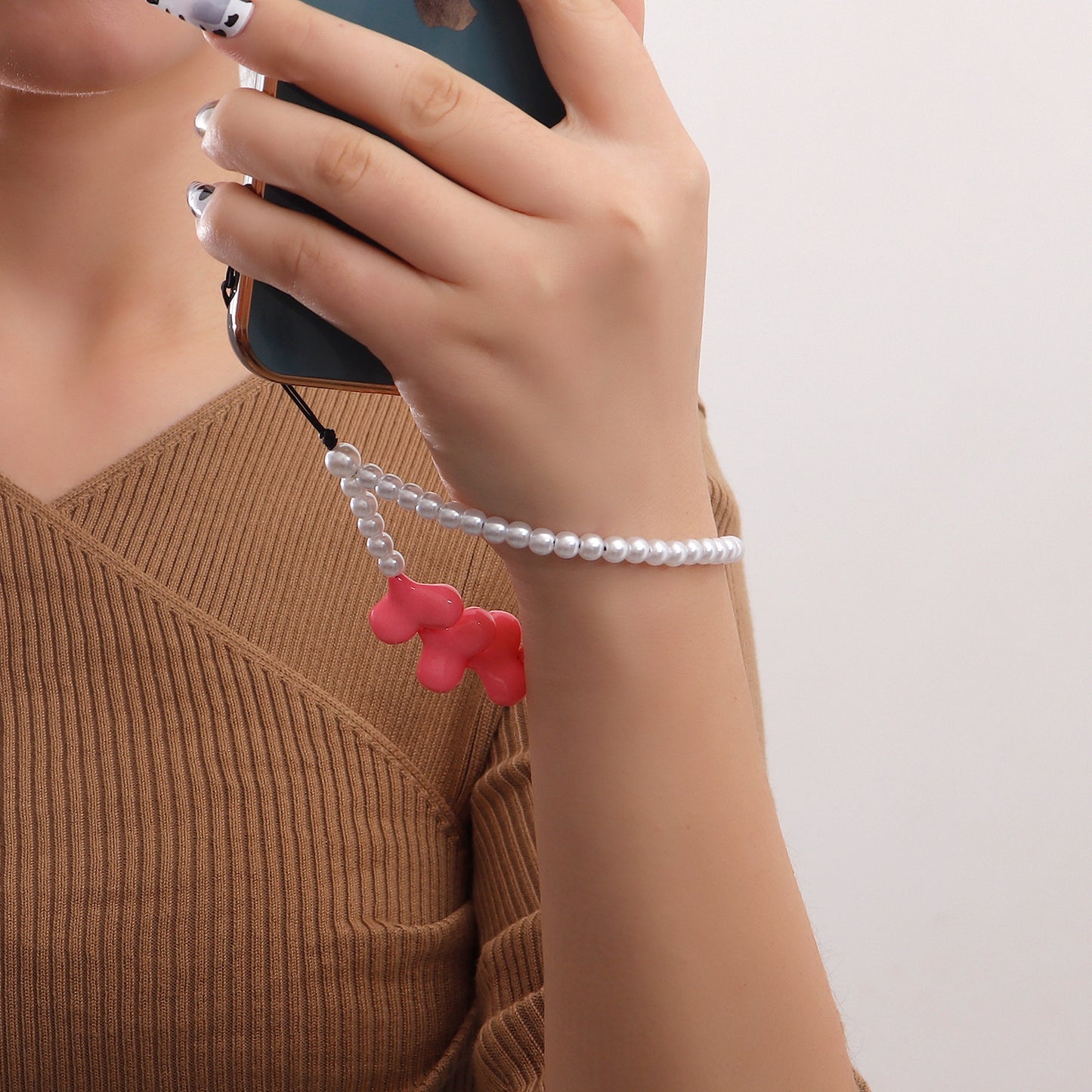 Cordón de teléfono geométrico de acrílico y perlas en forma de corazón con dije de aleación y acabado chapado para mujer