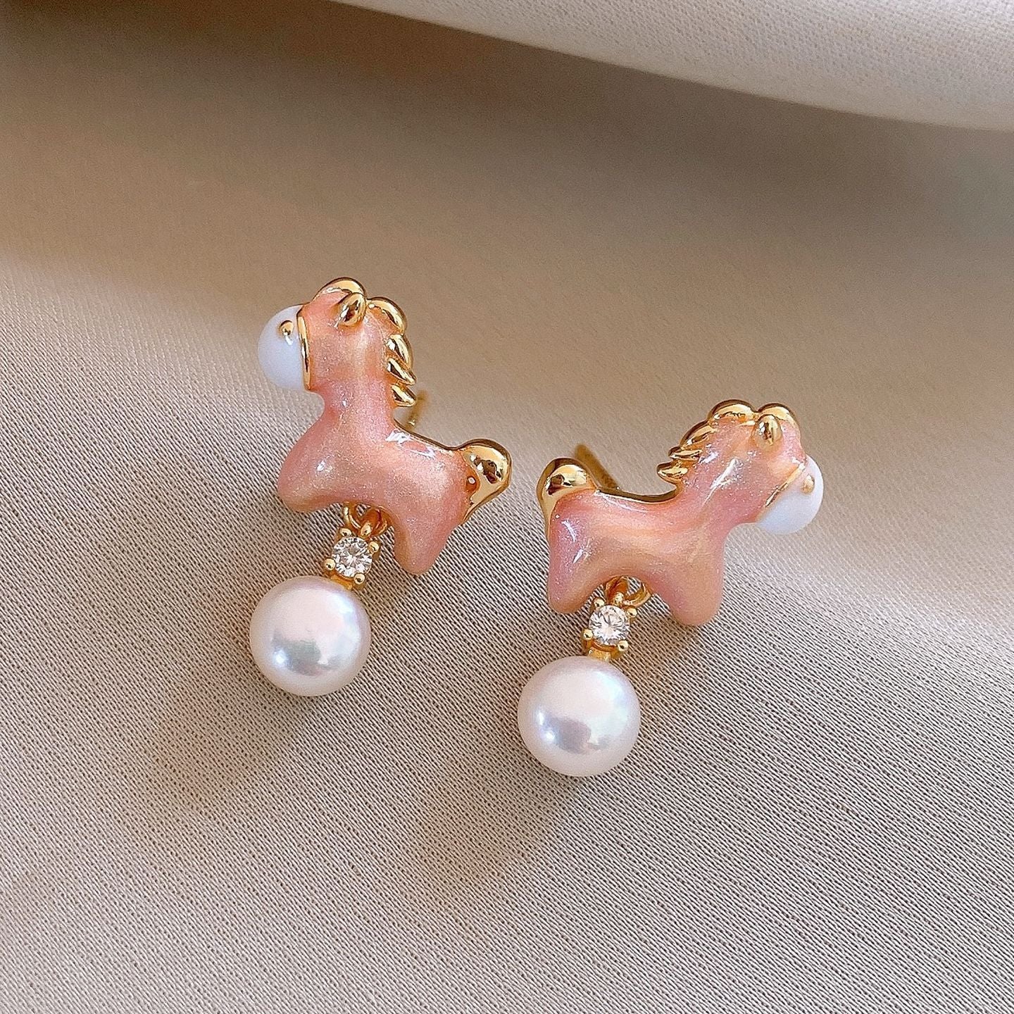 Pendientes Minimalistas de Lujo con Colgante de Caballo en Cobre Bañado con Postes de Plata 925 para Uso Diario en Oficina Elegante para Mujer