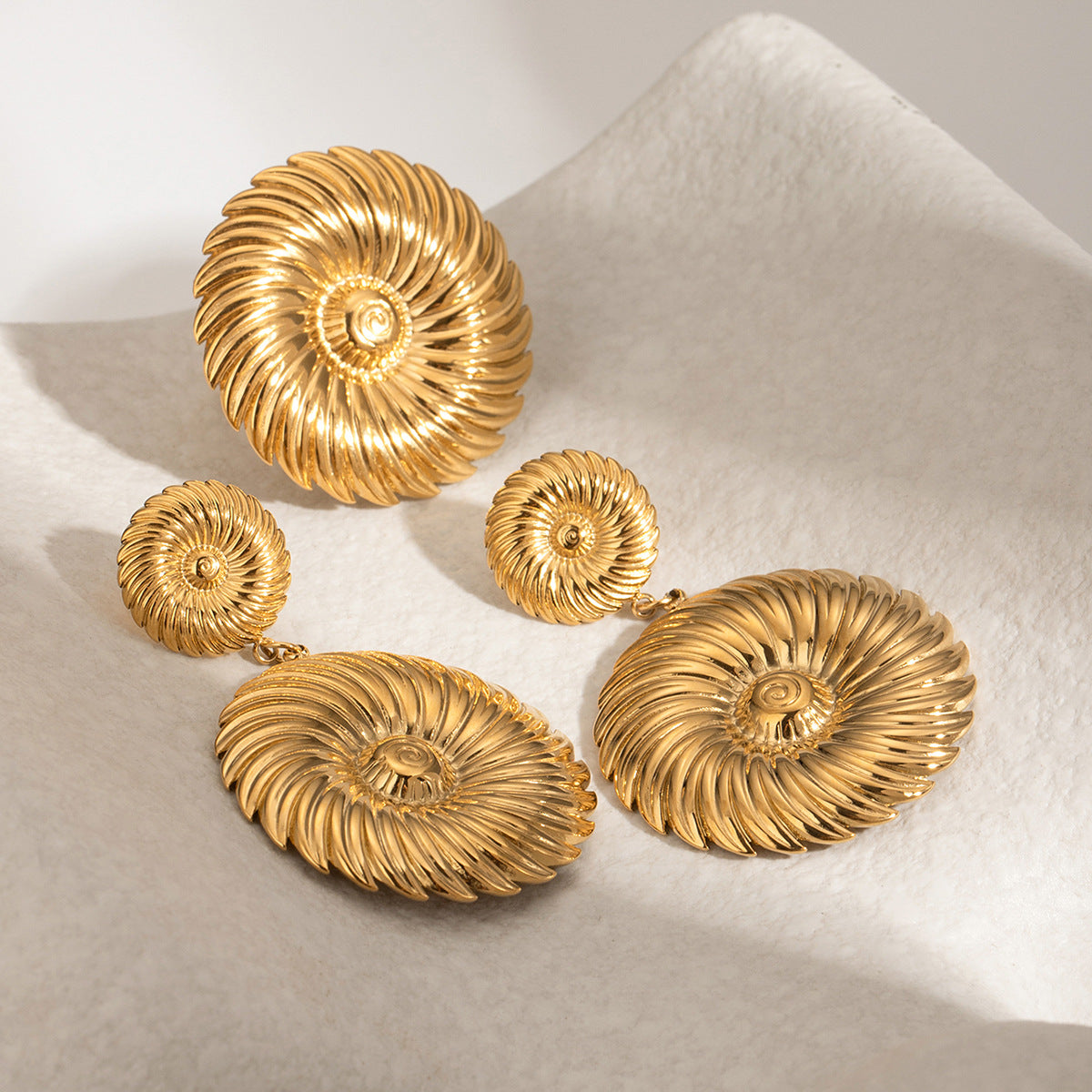 Pendientes de acero inoxidable con forma floral y acabado chapado para mujer, elegantes y modernos para uso diario