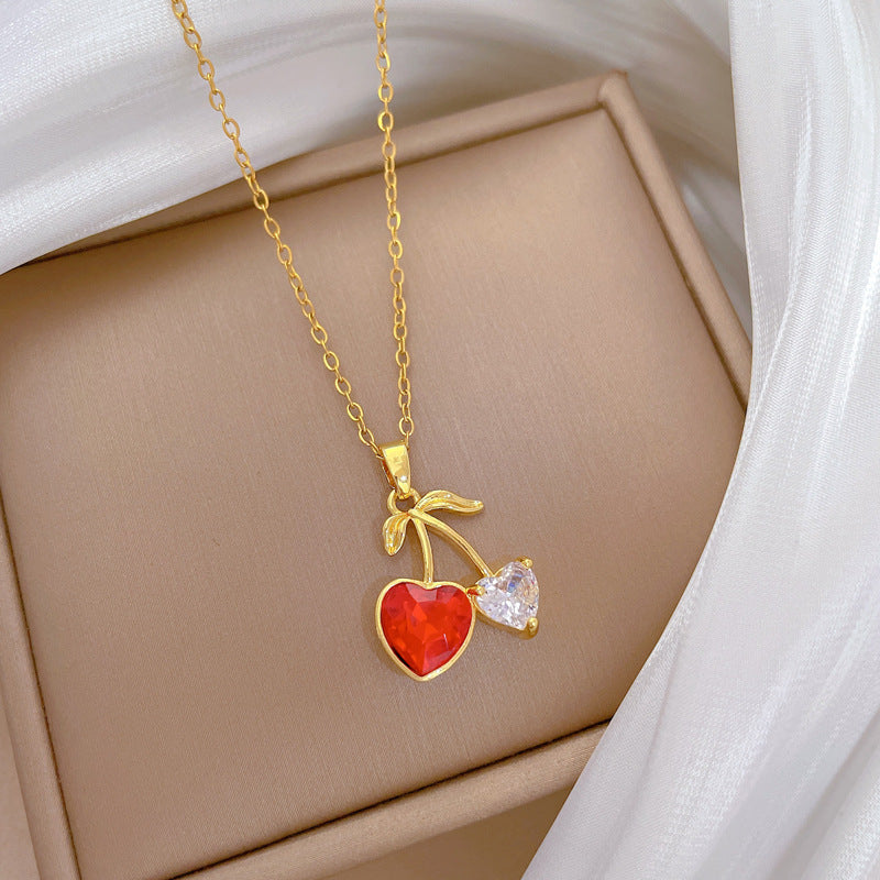 Collana con ciondolo a forma di ciliegia e frutta a cuore in stile cartone animato da donna con intarsio di strass su catena in acciaio inossidabile