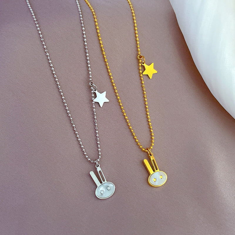 Collar con colgante de conejo minimalista de acero de titanio con baño de oro para mujer y hombre, incrustaciones de abulón, cadena para clavícula