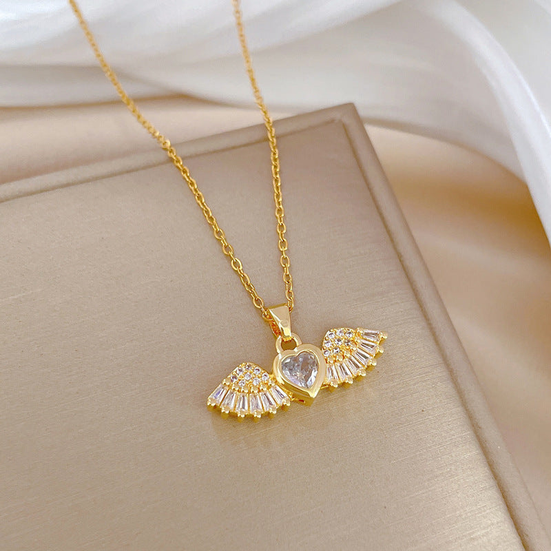 Collana con ciondolo a forma di ala d'angelo in acciaio al titanio di lusso da donna con design geometrico e catena a maglie sottili