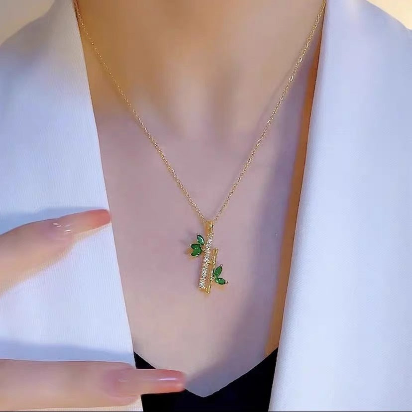 Collana minimalista con ciondolo a bambù verde in acciaio al titanio placcato oro 18 carati con catena a maglie forzatina in zirconi da donna