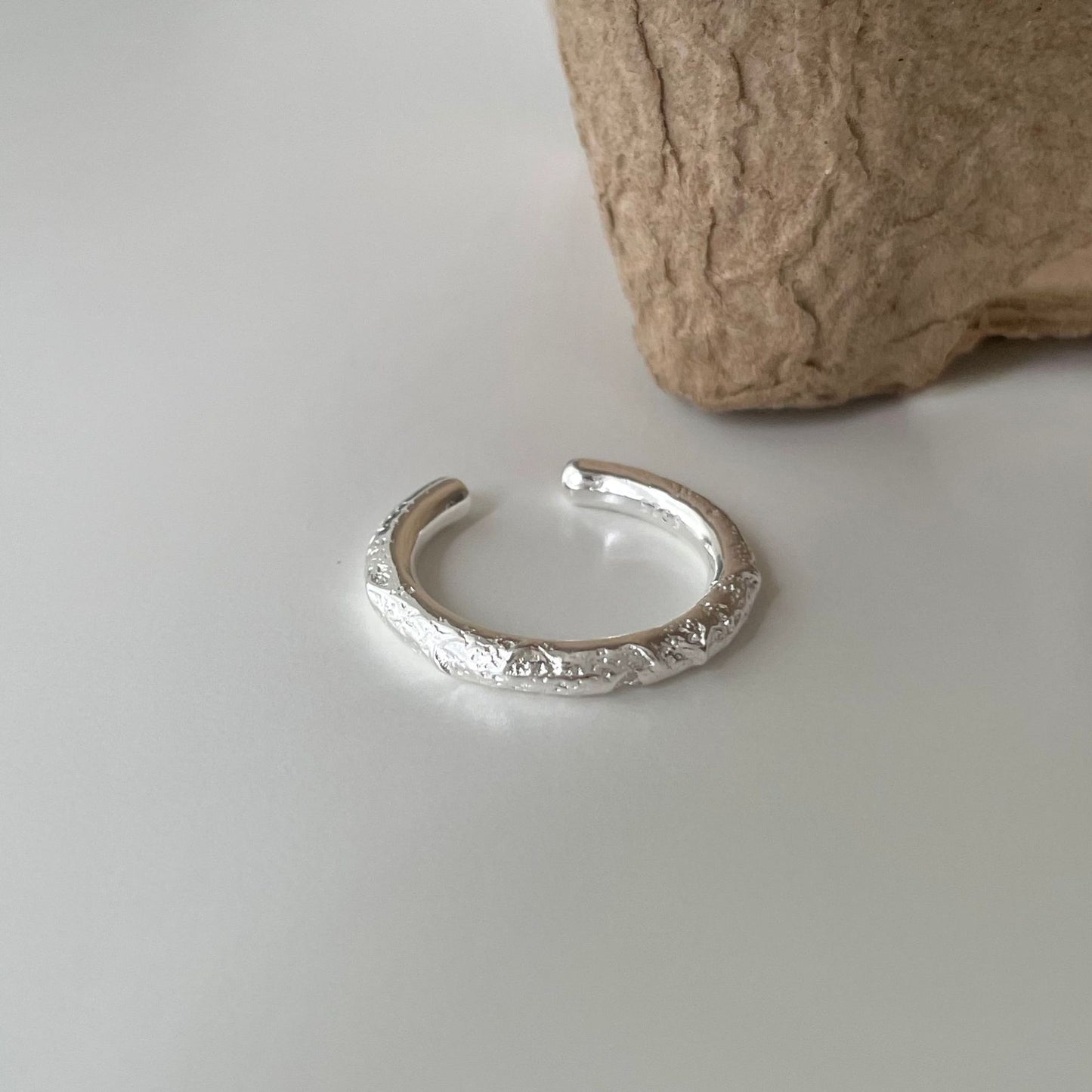 Anello aperto minimalista geometrico irregolare superficie terrestre in argento sterling 925 con finitura testurizzata